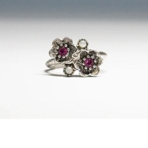AVON Vintage Deep Pink Rhinestone Silver Tone Floral Rhinestone Ring